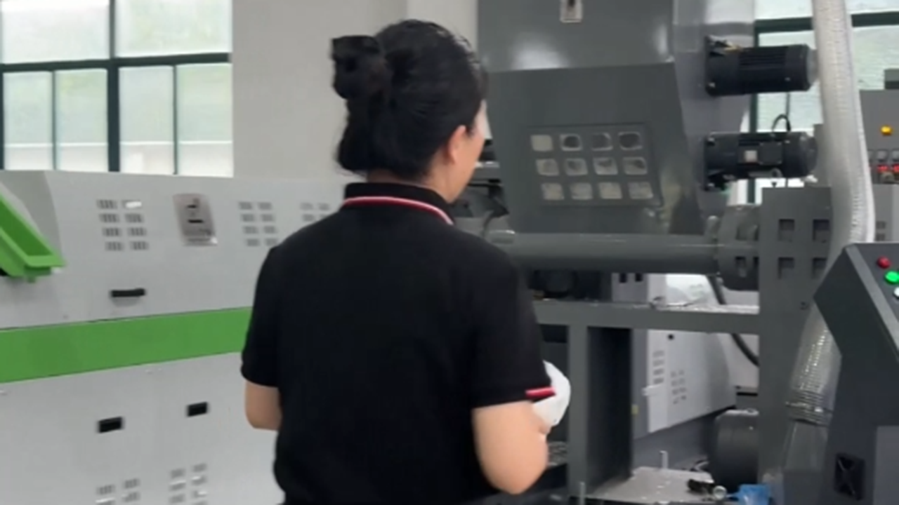 PE Film crushing self-service feeding lateral feeding