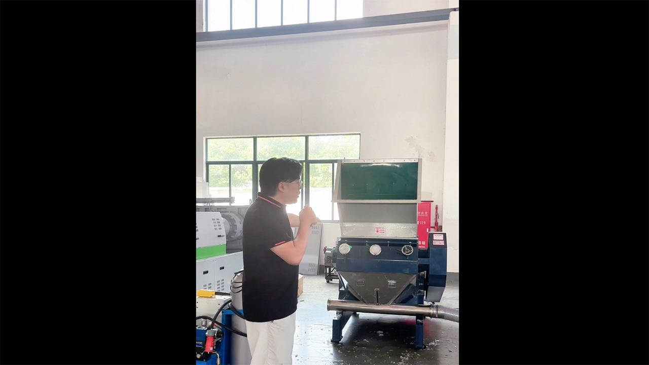 Crushing lateral feeding granulator