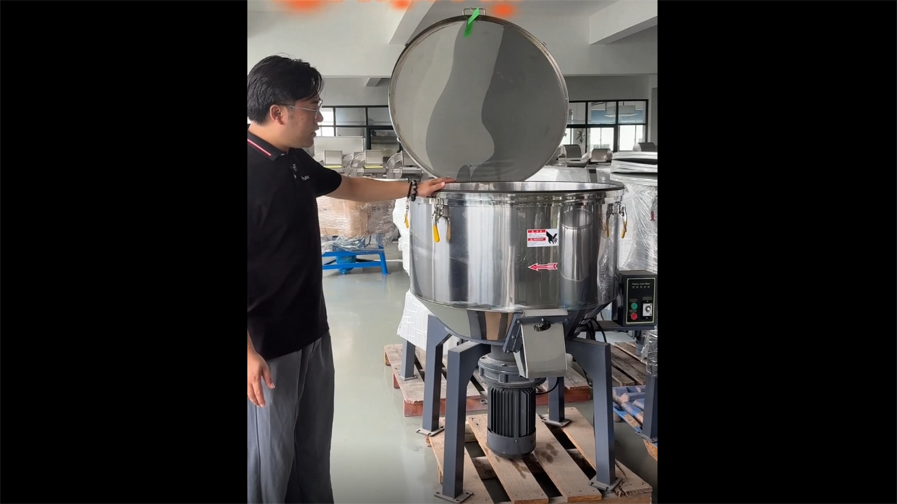 Plastics mixer